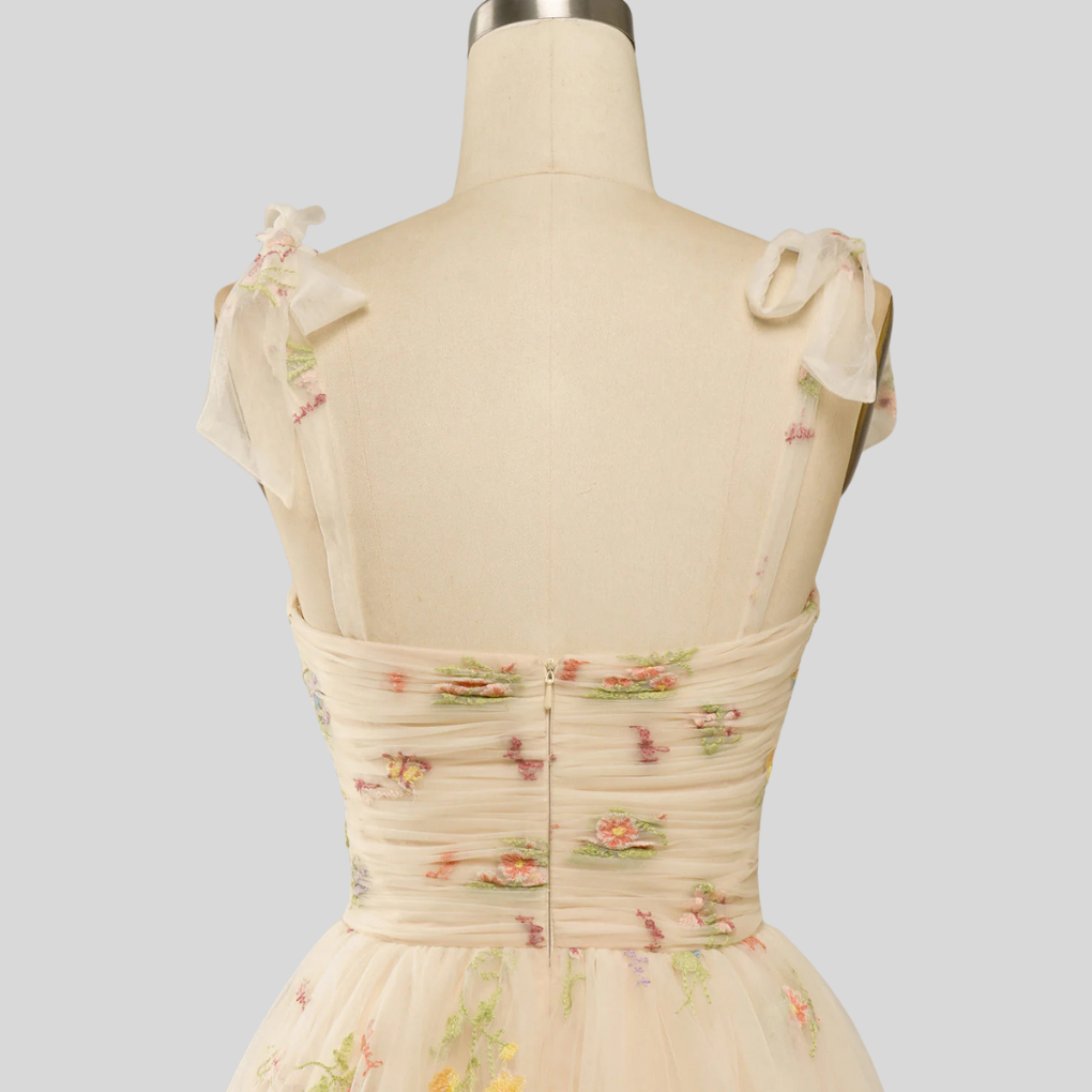 Elegante baljurk van geborduurde tule – een statement avondkleding