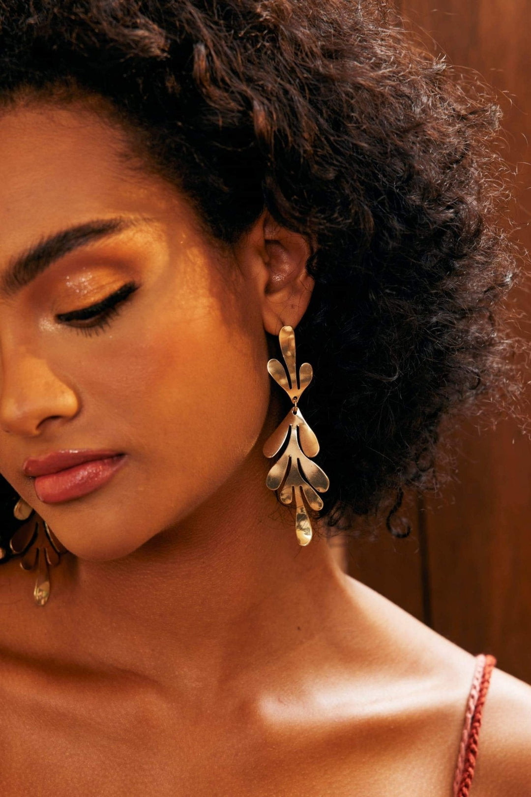 Lange Oorbellen met Bladvormige Uitsnijdingen