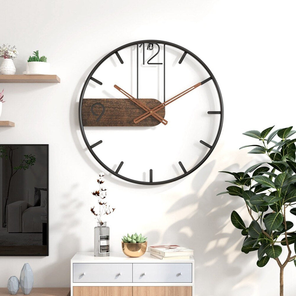 Moderne wandklok in staal en walnoot