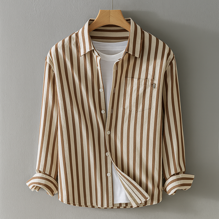 Ontspannen model met lange mouwen en een bosmaaier