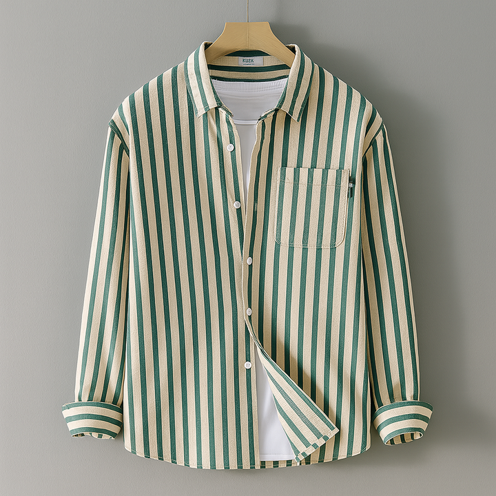 Ontspannen model met lange mouwen en een bosmaaier