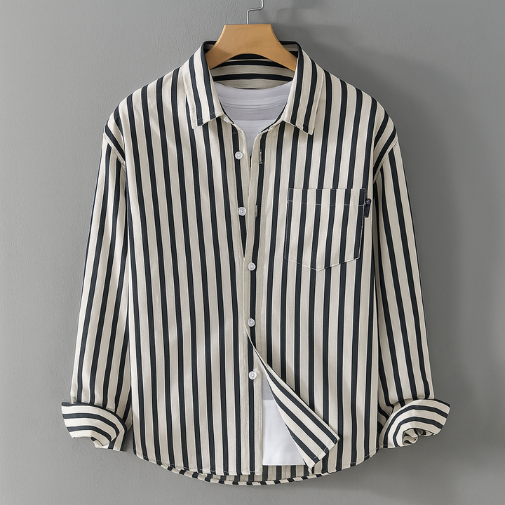 Ontspannen model met lange mouwen en een bosmaaier