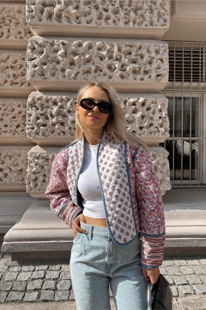 Stijlvol kort jasje met patchworkprint