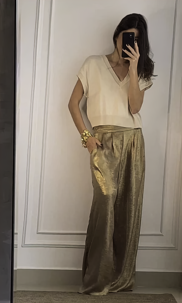 Top met V-hals en broek met wijde pijpen