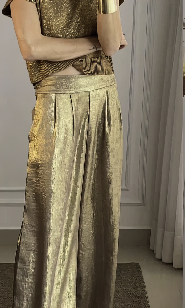 Top met V-hals en broek met wijde pijpen